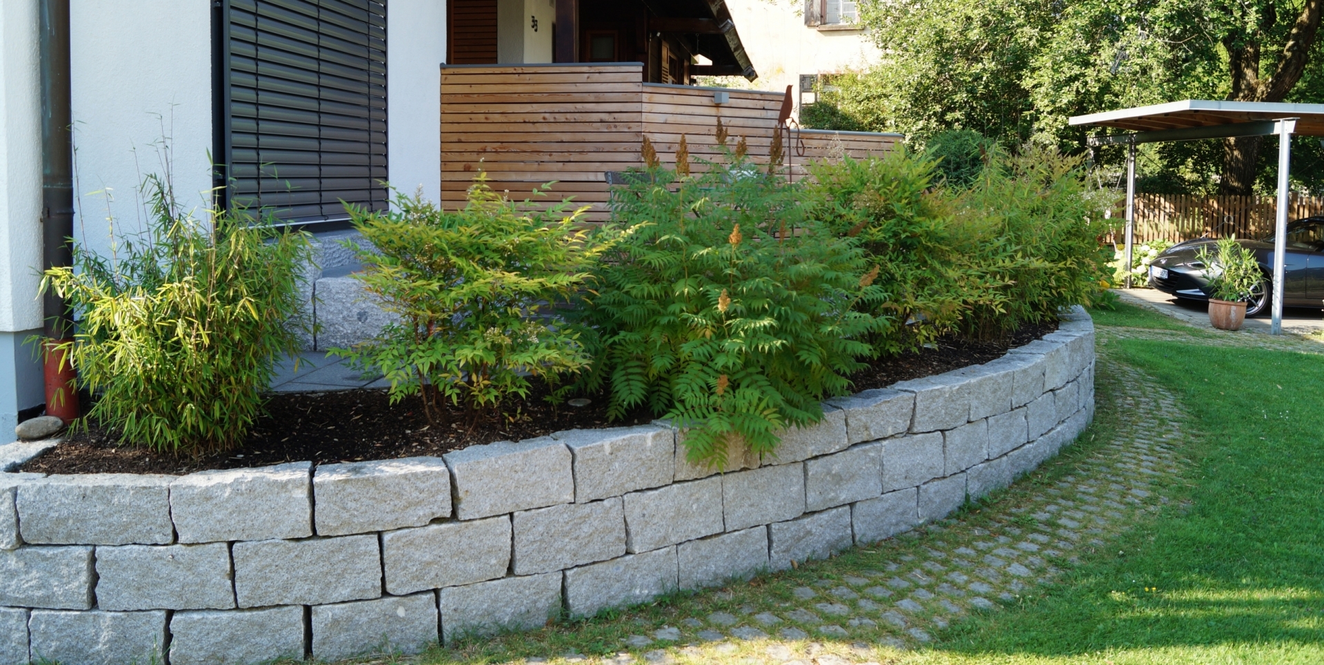 Ferien-Terrasse in hellem und dunklem Granit